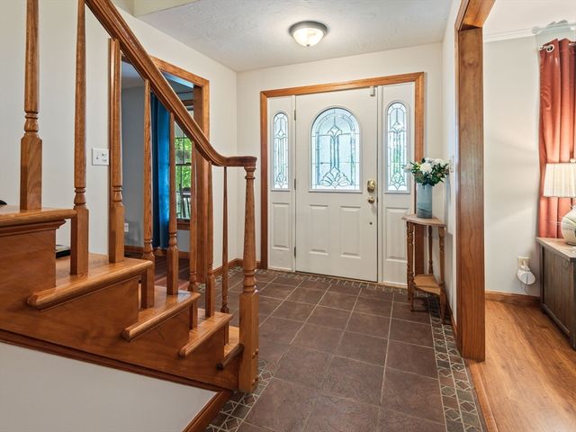 7 Woodcliffe Ave, Worcester, MA 01604