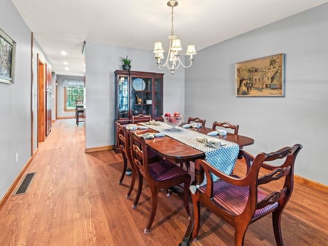 7 Woodcliffe Ave, Worcester, MA 01604