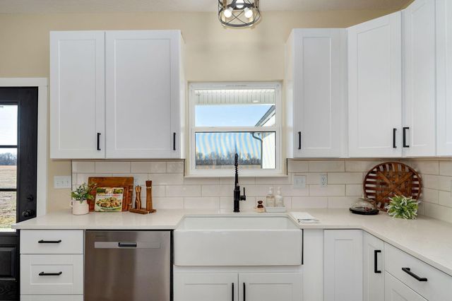 1883 S Farm Rd 107, Springfield, MO 65802