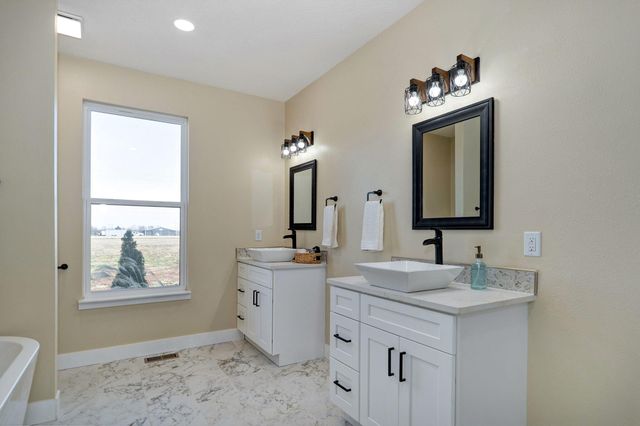 1883 S Farm Rd 107, Springfield, MO 65802