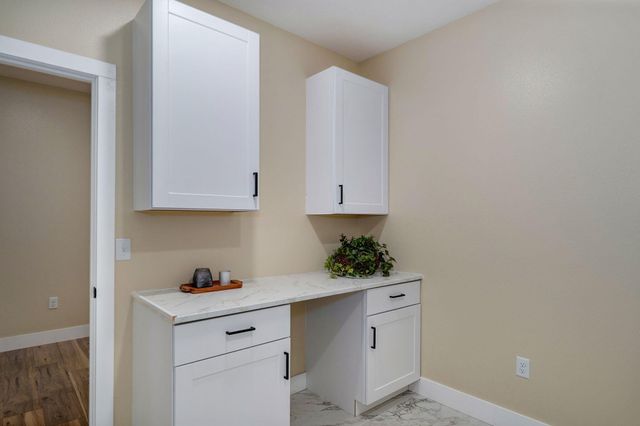 1883 S Farm Rd 107, Springfield, MO 65802