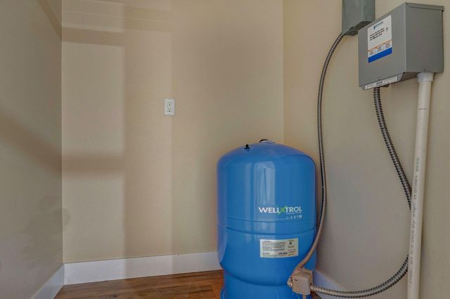 1883 S Farm Rd 107, Springfield, MO 65802