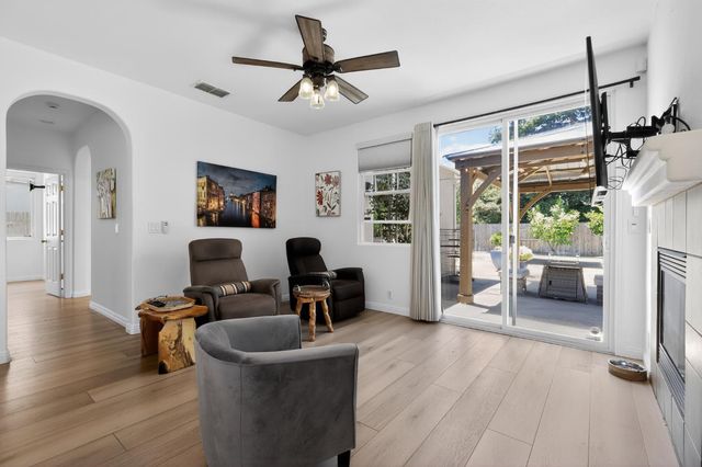 10014 Blossom Ridge Dr, Elk Grove, CA 95757