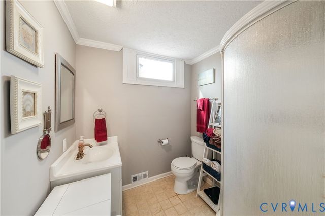 844 Monarch Shores Rd, Kilmarnock, VA 22482