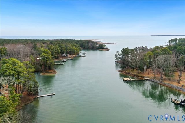 844 Monarch Shores Rd, Kilmarnock, VA 22482