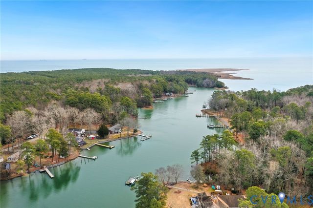 844 Monarch Shores Rd, Kilmarnock, VA 22482