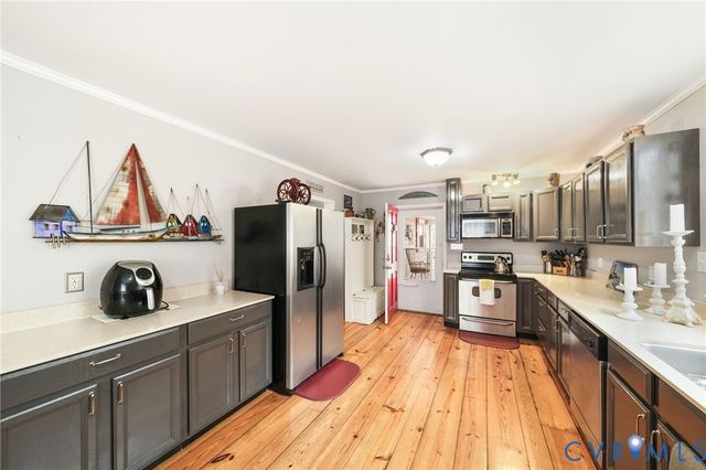 844 Monarch Shores Rd, Kilmarnock, VA 22482