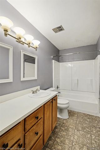 902 Chestnut Hill Drive E, Auburn Hills, MI 48326