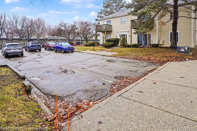 902 Chestnut Hill Drive E, Auburn Hills, MI 48326