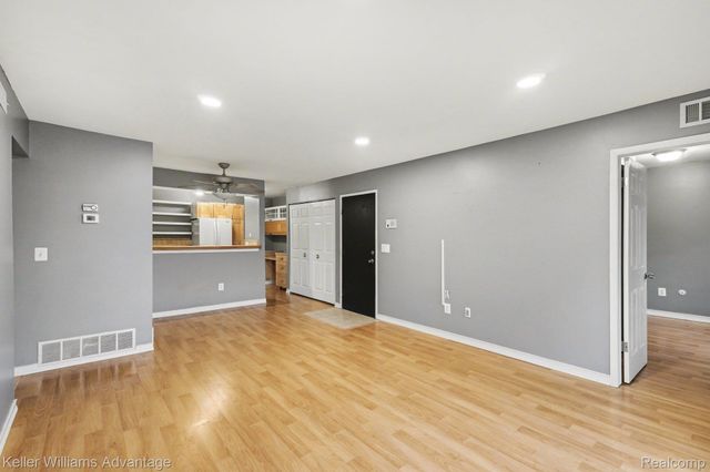 902 Chestnut Hill Drive E, Auburn Hills, MI 48326