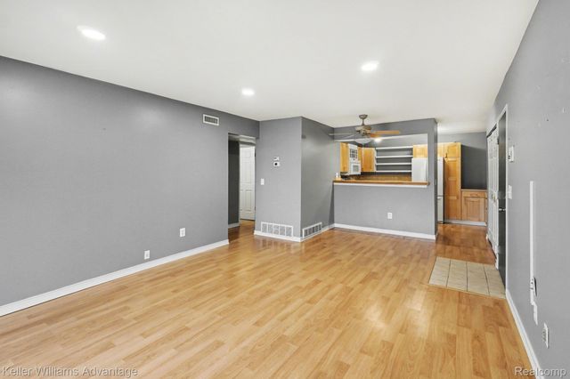 902 Chestnut Hill Drive E, Auburn Hills, MI 48326