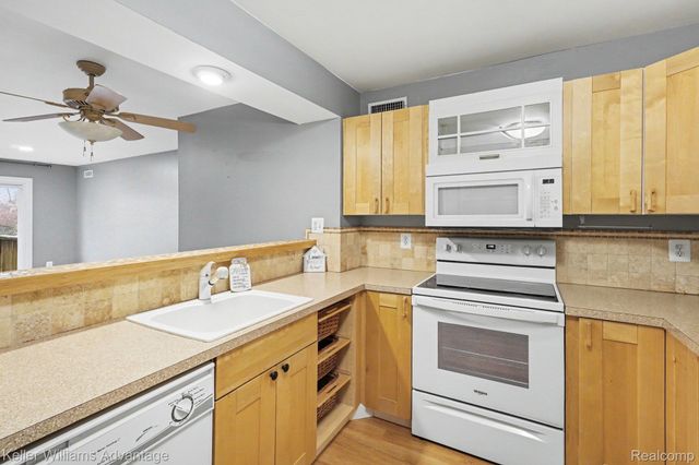 902 Chestnut Hill Drive E, Auburn Hills, MI 48326