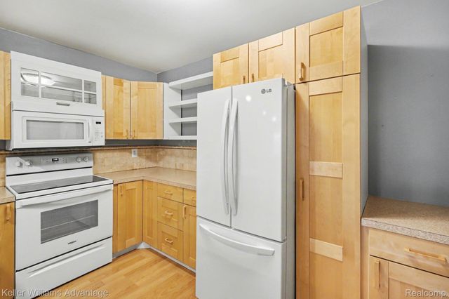 902 Chestnut Hill Drive E, Auburn Hills, MI 48326