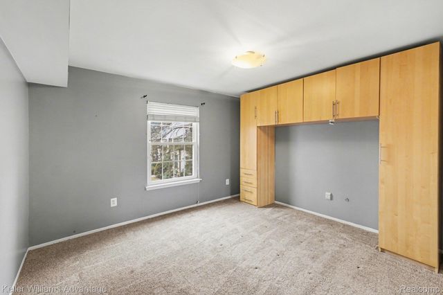 902 Chestnut Hill Drive E, Auburn Hills, MI 48326