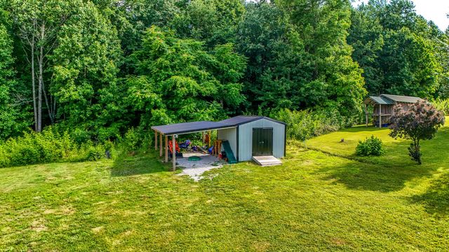 1203 Dean Hundley Road, East Bernstadt, KY 40729
