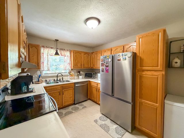 1203 Dean Hundley Road, East Bernstadt, KY 40729