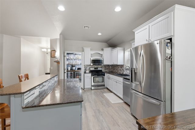 809 S 71st Street S, Broken Arrow, OK 74014
