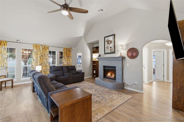 809 S 71st Street S, Broken Arrow, OK 74014