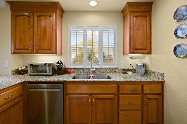 737 SW Kinsington Court, Grants Pass, OR 97526
