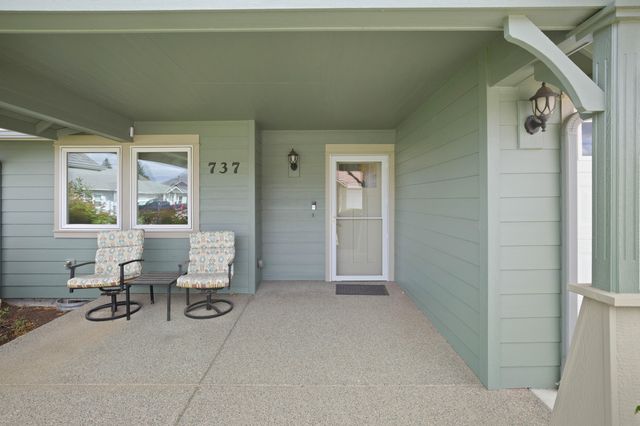 737 SW Kinsington Court, Grants Pass, OR 97526