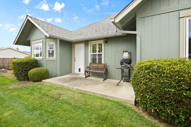 737 SW Kinsington Court, Grants Pass, OR 97526