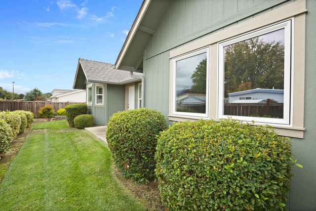 737 SW Kinsington Court, Grants Pass, OR 97526