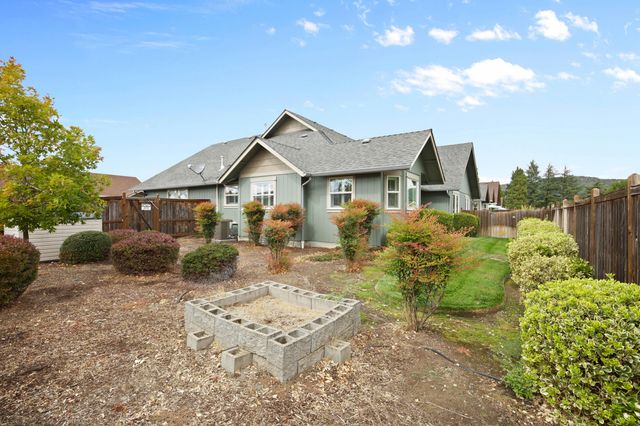 737 SW Kinsington Court, Grants Pass, OR 97526