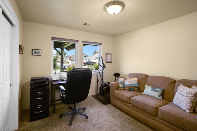 737 SW Kinsington Court, Grants Pass, OR 97526