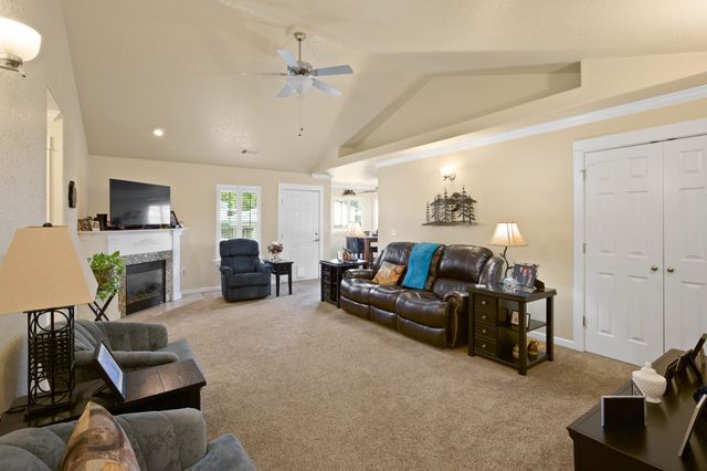 737 SW Kinsington Court, Grants Pass, OR 97526