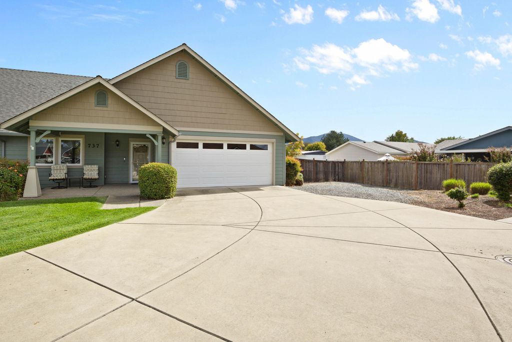 737 SW Kinsington Court, Grants Pass, OR 97526
