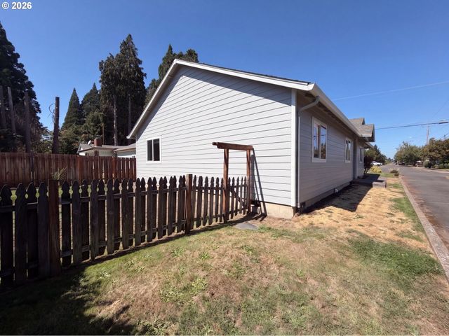 1586 Ne GRANDHAVEN St, Mc Minnville, OR 97128