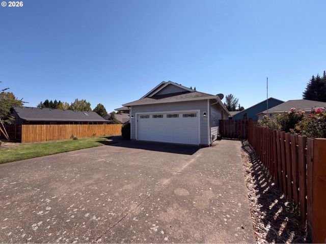 1586 Ne GRANDHAVEN St, Mc Minnville, OR 97128