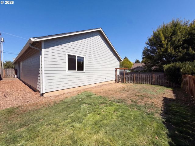 1586 Ne GRANDHAVEN St, Mc Minnville, OR 97128