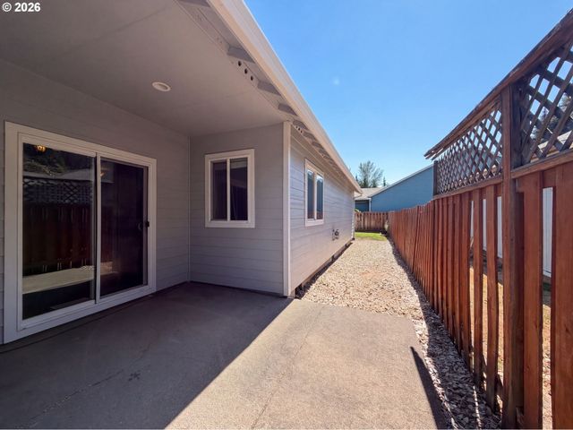 1586 Ne GRANDHAVEN St, Mc Minnville, OR 97128