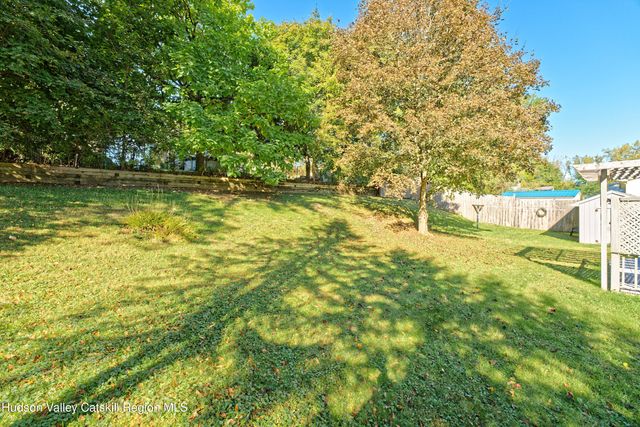 18 Coronation Drive, Stuyvesant, NY 12173