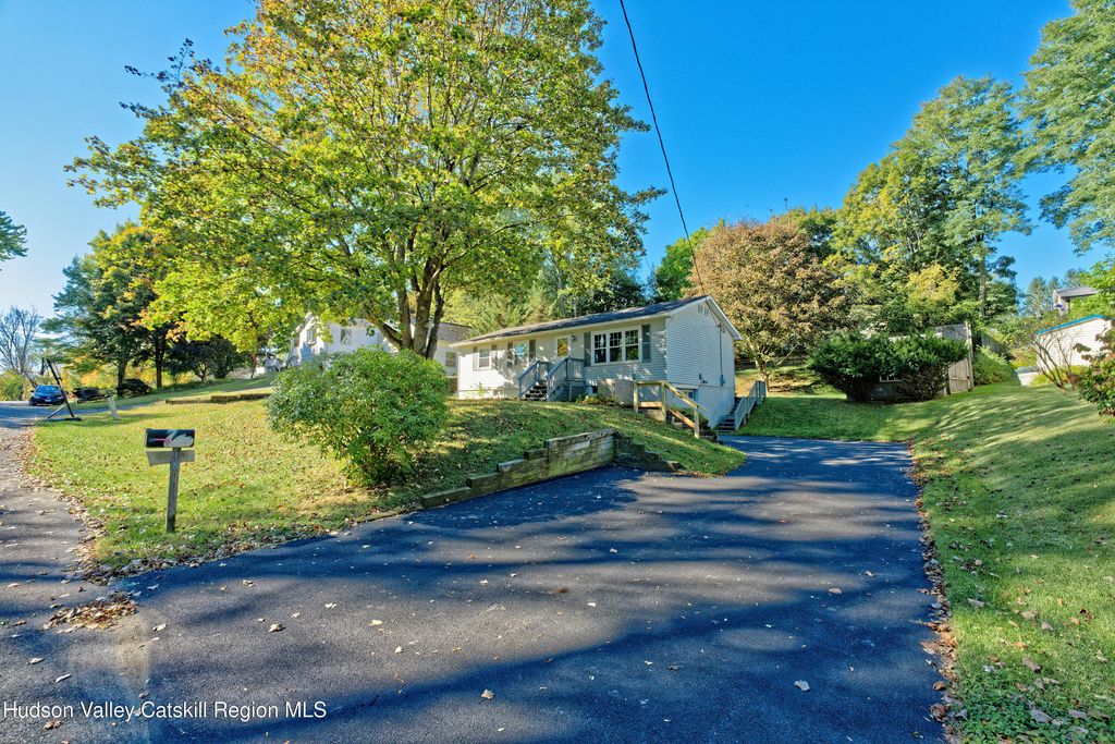 18 Coronation Drive, Stuyvesant, NY 12173