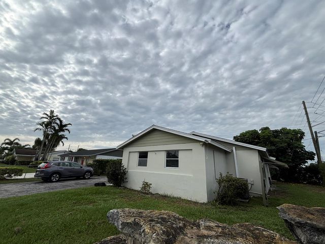462 S Haverhill Road, West Palm Beach, FL 33415