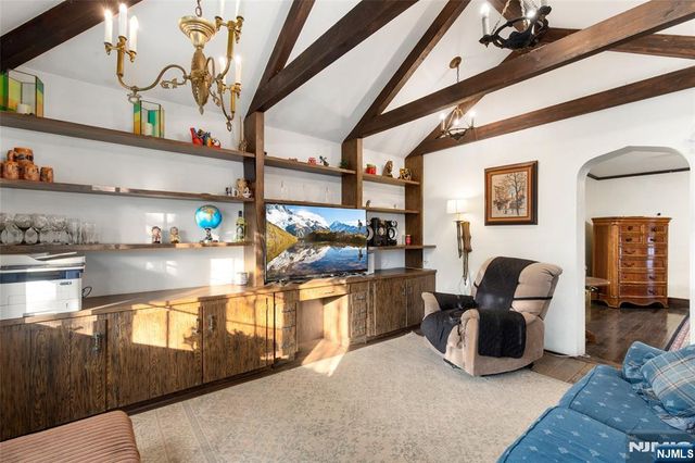 16 Summit Road, Clifton, NJ 07012
