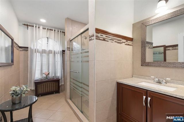 16 Summit Road, Clifton, NJ 07012