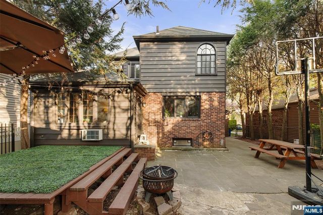 16 Summit Road, Clifton, NJ 07012
