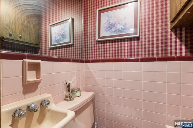 16 Summit Road, Clifton, NJ 07012