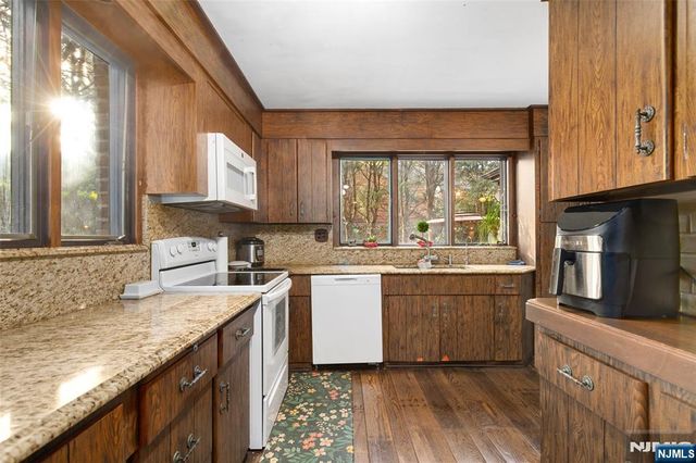 16 Summit Road, Clifton, NJ 07012