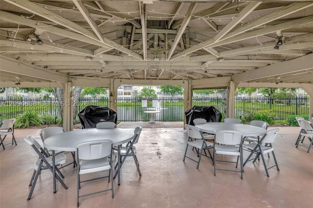 5002 NW 35th St 306, Lauderdale Lakes, FL 33319