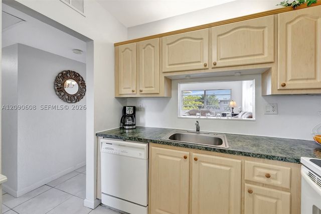 5002 NW 35th St 306, Lauderdale Lakes, FL 33319