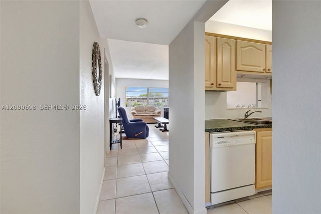 5002 NW 35th St 306, Lauderdale Lakes, FL 33319