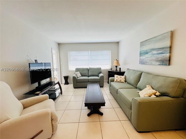 5002 NW 35th St 306, Lauderdale Lakes, FL 33319