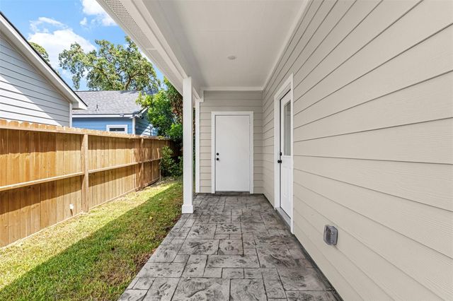 16736 E Ivanhoe, Montgomery, TX 77316