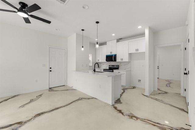 16736 E Ivanhoe, Montgomery, TX 77316