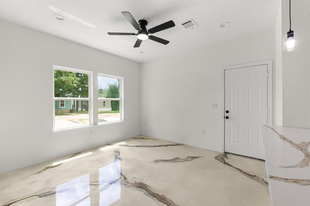 16736 E Ivanhoe, Montgomery, TX 77316
