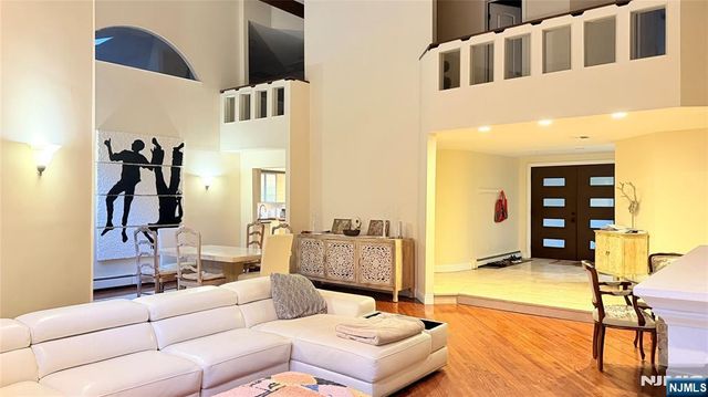 51 Weiss Road, Upper Saddle River, NJ 07458